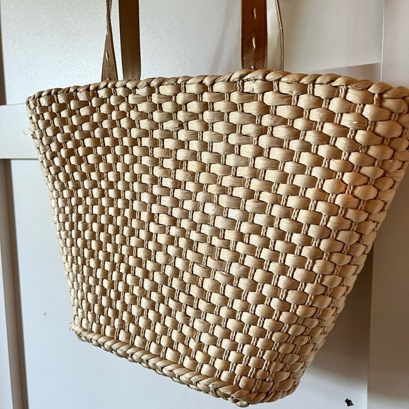 Chic Cream Woven Shoulder Bag with Blue Floral Accent - Picture 3 of 3